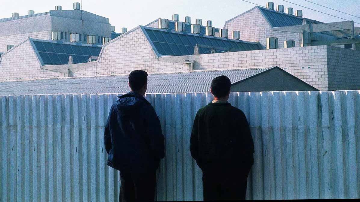 Vecinos contemplando el Edificio Celsa