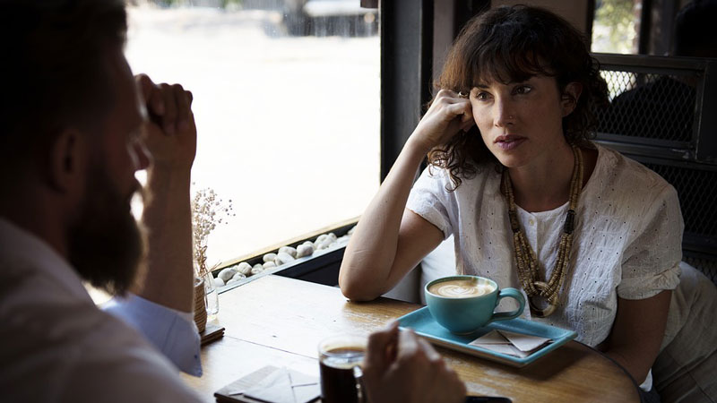 Amigos hablando en una cafetería