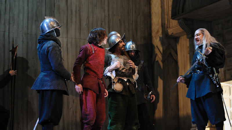 Actores en el escenario representando El Sueño de la Vida de Lorca