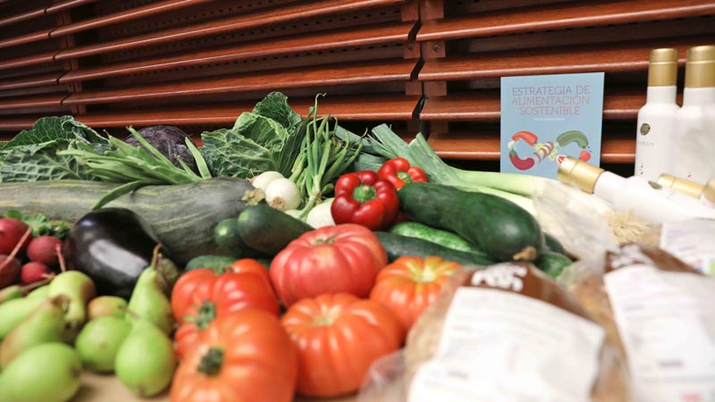 Mesa llena de verduras por la Estrategia de Alimentación Sostenible