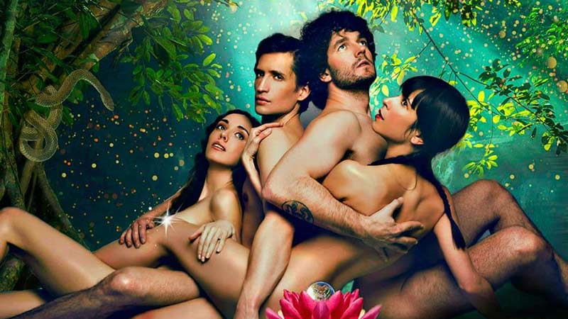 Cuatro actores posando abrazados y semidesnudos del musical 'Otro sueño de una noche de verano' en el Teatro Lara