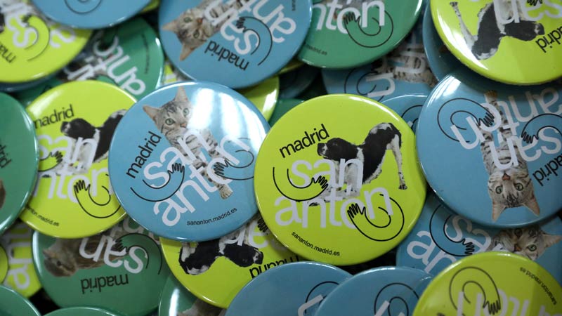Pines y chapas a favor del bienestar animal