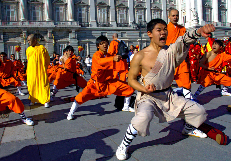 Chinos practicando artes marciales.