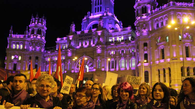 Huelga feminista del 8 de marzo frente al Ayuntamiento de Madrid, teñido de morado