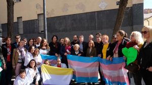 Manuela Carmena y otros representantes en la colocación de la placa de Memoria Trans
