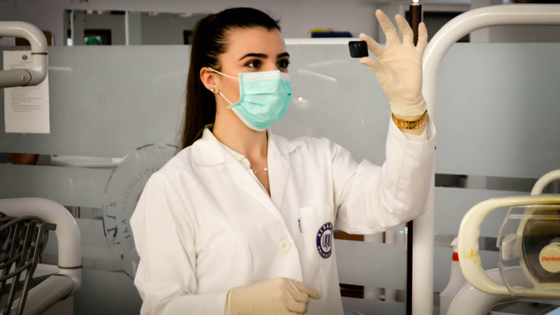 Joven científica en un laboratorio mirando una muestra