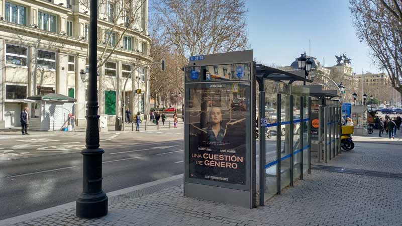Nuevas paradas de autobús e iluminación en la entrada a la Glorieta del Emperador Carlos V desde la Calle Atocha