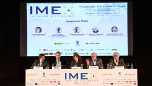 Presentación de IMEX con coordinadores y consejeros de la Alcaldía en un escenario