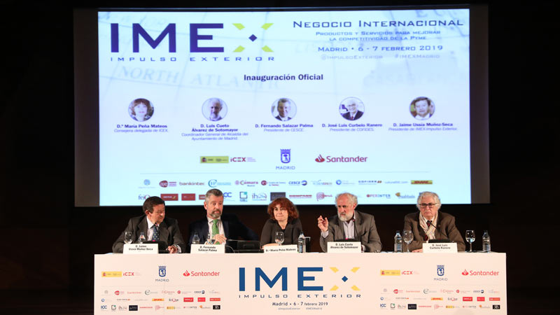 Presentación de IMEX con coordinadores y consejeros de la Alcaldía en un escenario