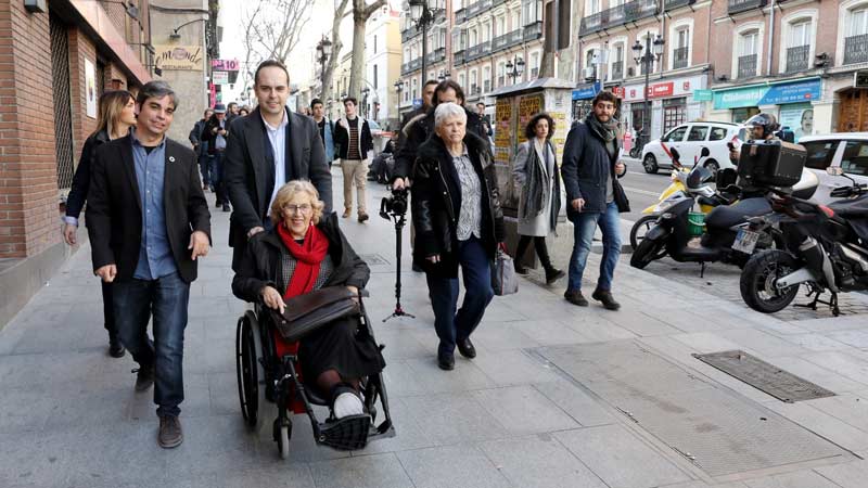Manuela Carmena junto a su equipo y diferentes delegados del ayuntamiento en el recorrido por la Calle Atocha