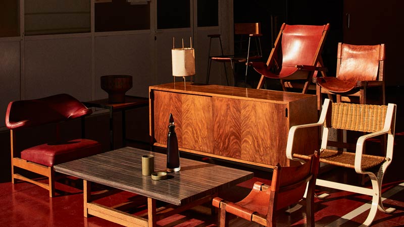 Conjunto de muebles en una sala con estilo de los años 60