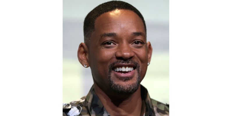 Will Smith sonriendo durante una conferencia