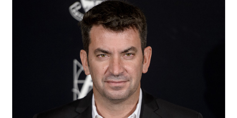 Arturo Valls posando