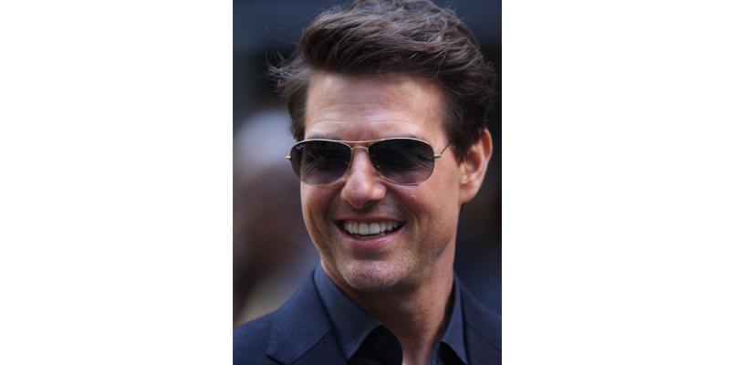 Tom Cruise sonriendo con gafas de sol