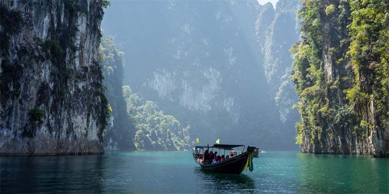 Foto de Tailandia, una barca entre las rocas