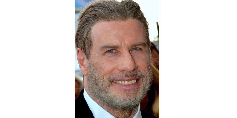 John Travolta sonriendo