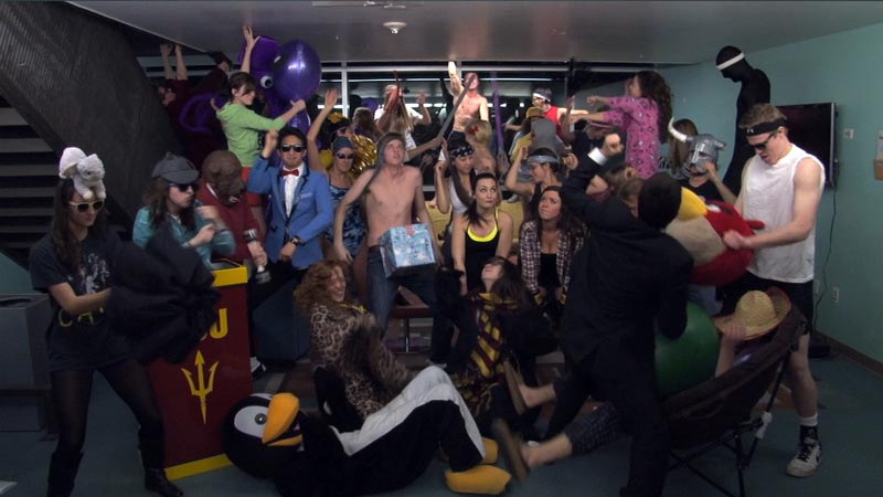 Gente bailando con disfraces en una casa haciendo el Harlem Shake