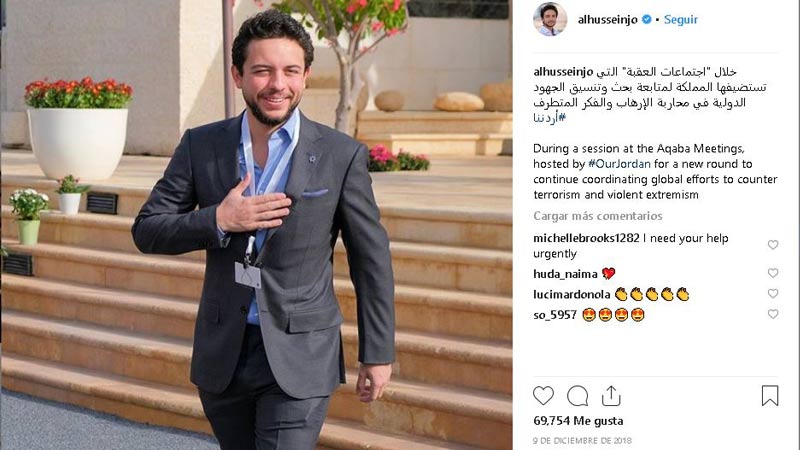 Foto de Al Hussein posando al salir de un congreso de Aqaba Meetings en su Instagram