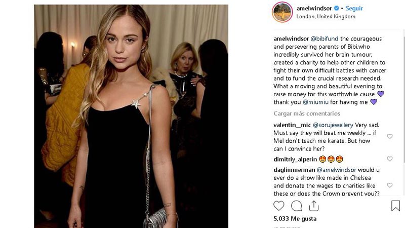 Foto de Amelia Windsor en su instagram posando para un evento con un vestido negro