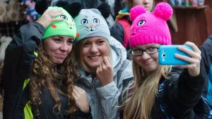 Chicas haciéndose un selfie con unos llamativos gorros de gato