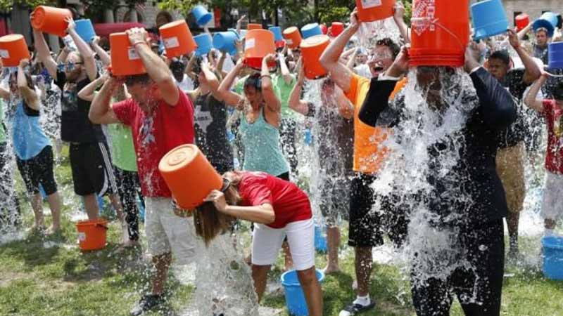 Grupo de gente haciendo el Ice Bucket Challenge