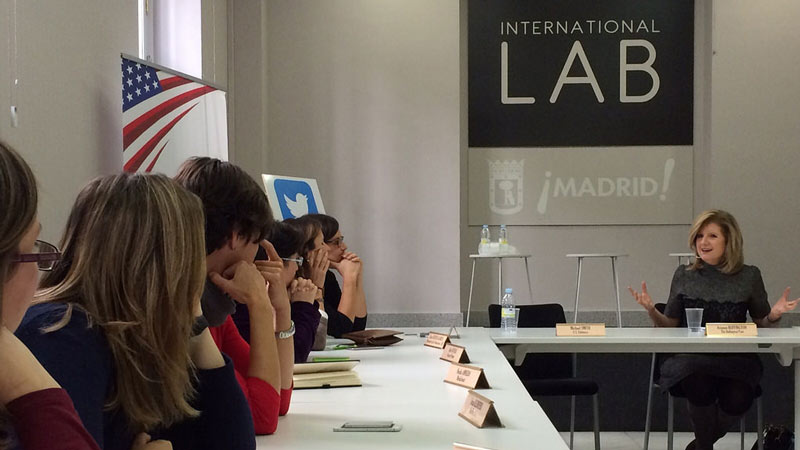 Espacio de International Lab con una conferencia en marcha