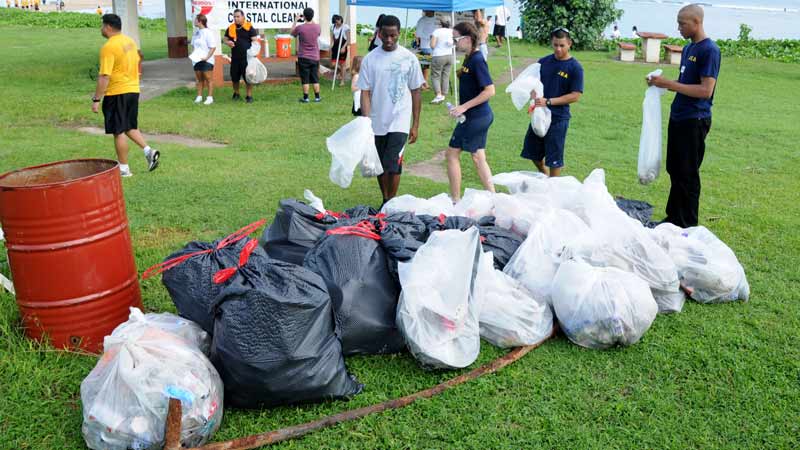 Gente joven recogiendo basura de las costas estadounidenses