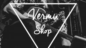 Imagen en blanco y negro de un chico tocando la guitarra eléctrica y el cartel de Vermú Shop en el medio