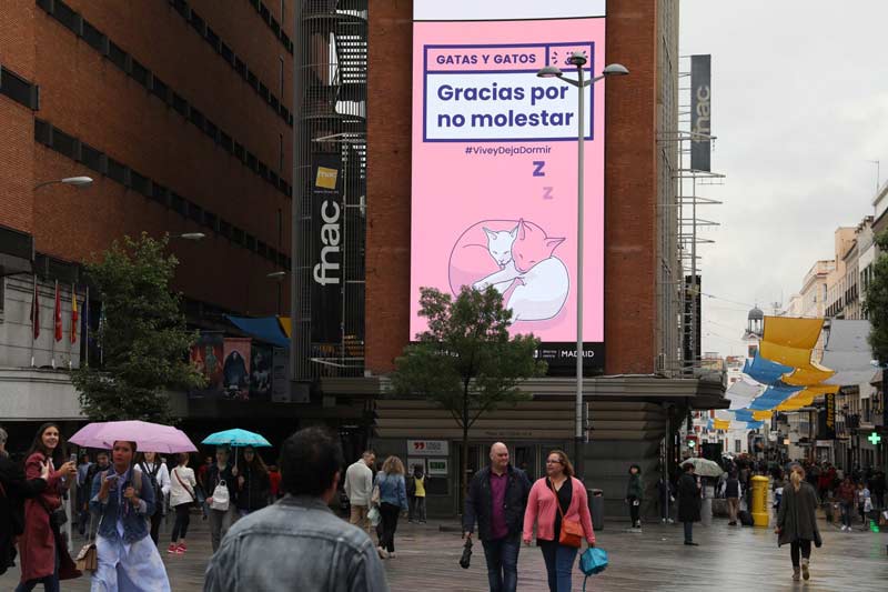 fnac de callao con carteles de gracias por no molestar