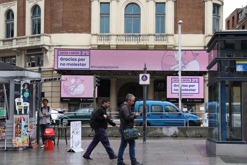 edificio de la calle de gran vía de madrid con carteles de gracias por no molestar