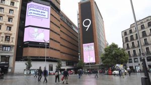 Carteles de la campaña sin ruido en la Plaza de Callao