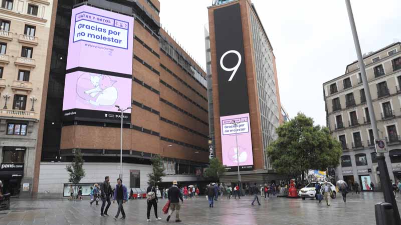Carteles de la campaña sin ruido en la Plaza de Callao