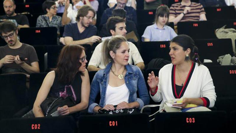 Chicas hablando en sus butacas en una charla de DocumentaMadrid 