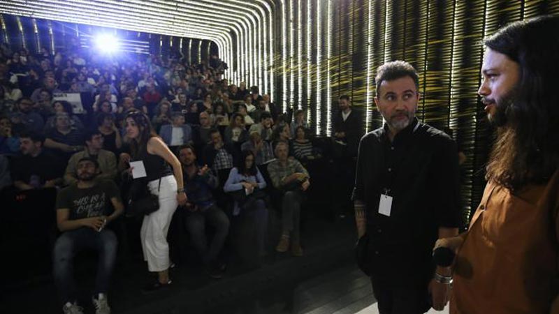 Hombre hablando al público en un coloquio de Documenta Madrid