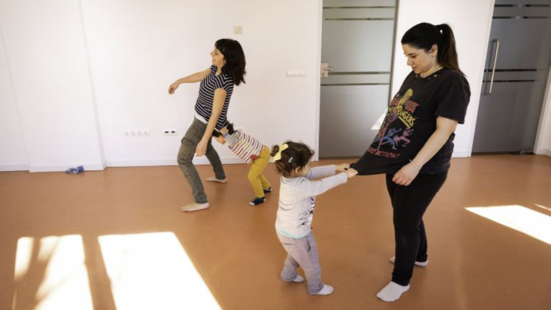 Hijos y madres bailando juntos en un taller de danza creativa