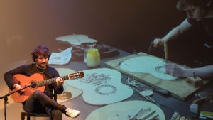 Joven tocando una guitarra en el Festival Flamenco Madrid