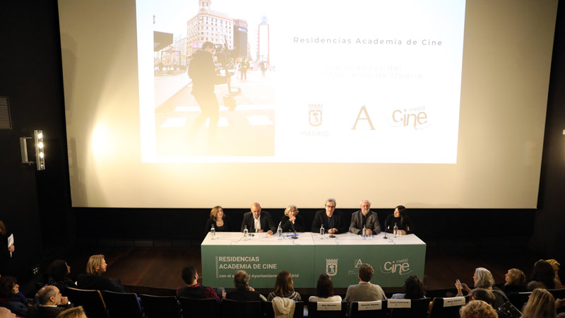 Mariano Barroso, la alcaldesa Manuela Carmena, Belén Atienza (productora), Carla Simón (directora y guionista) y la coordinadora de Ciudad de Madrid Film Office, Ángeles Vacas, en la presentación de la convocatoria