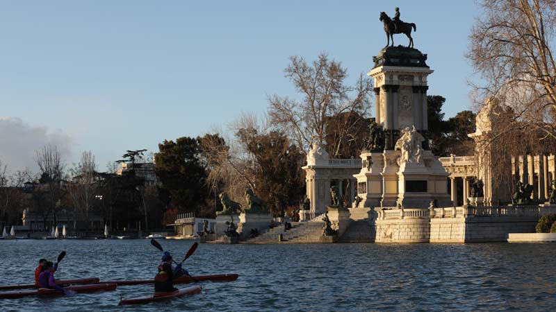 Monumento de Alfonso XII frente al lago de El Retiro