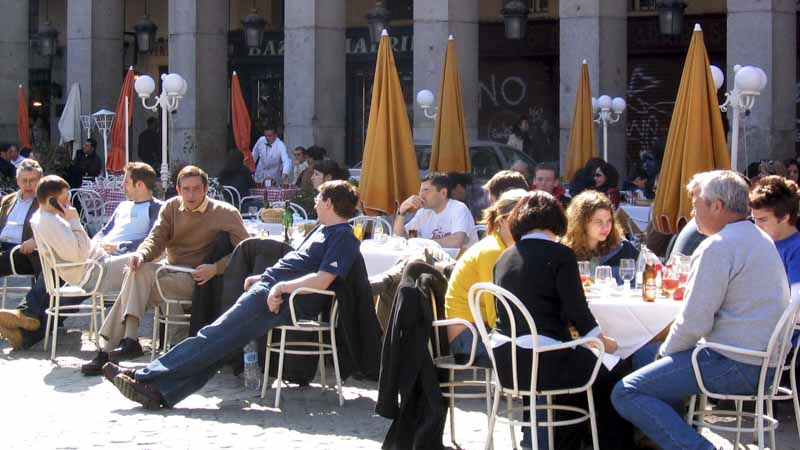 Gente en terrazas de los bares y cafeterías de la Plaza Mayor