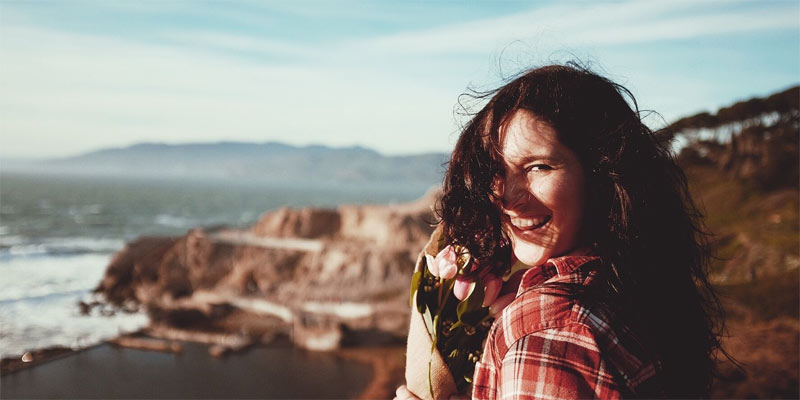 Chica sonriendo a cámara