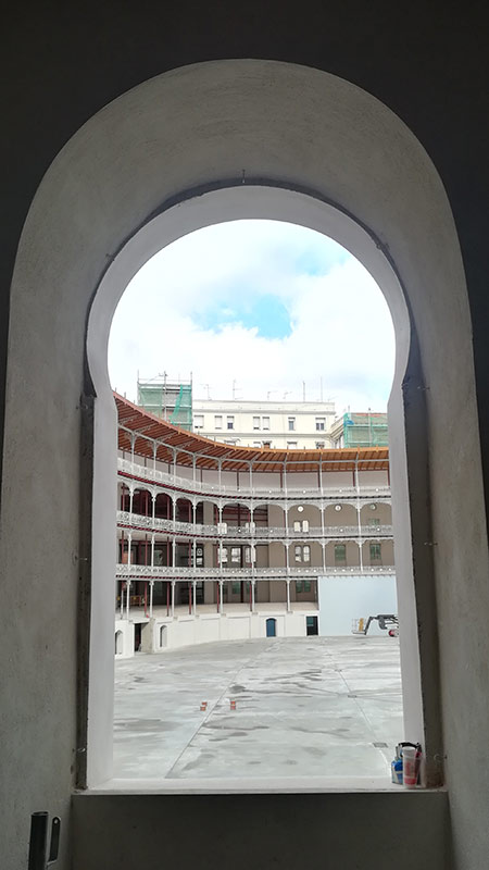 Arco con vistas al patio del frontón Beti Jai