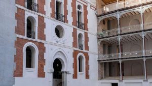 Fachada interior del frontón Beti Jai con un arco neomudejar