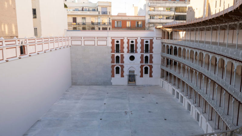 Gradas y muro del frontón Beti Jai