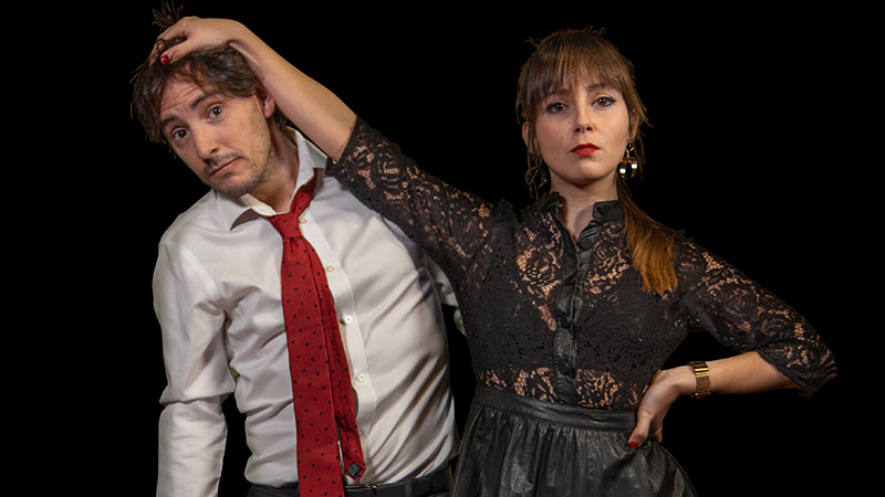 Los actores de Incondicionales, la chica agarra del pelo al chico que tuerce su torso