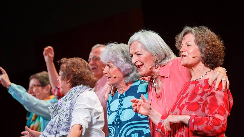 Mucha gente mayor en la obra de teatro "Libres hasta el final" de la Compañía Rompiendo Tabús