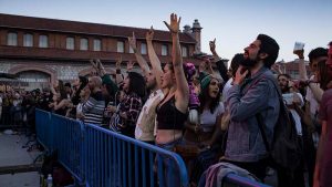 Gente levantando las manos y disfrutando de la edición anterior del Plaza Sonora