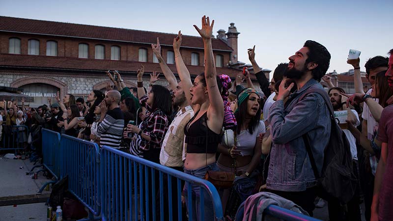 Gente levantando las manos y disfrutando de la edición anterior del Plaza Sonora