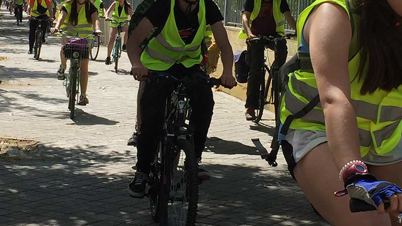 Grupo de jóvenes y adultos haciendo una Bicicletada por Vallecas