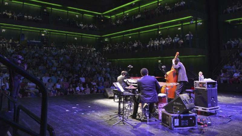 Grupo de jazz tocando en directo en los Teatros del Canal