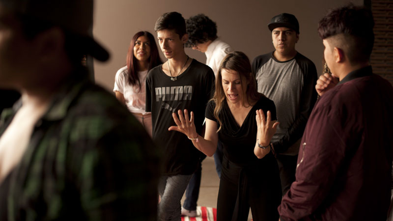 Alumnos del taller Dentro Cine junto a la psicóloga Violeta Pagán haciendo una actividad de expresión y dinámicas de grupo